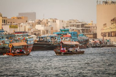 Dubai Creek kanalı ve Abra botu, BAE. Tarihi Dubai, Birleşik Arap Emirlikleri