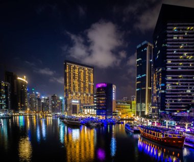 2020 / 02 / 28, Dubai, BAE. Gece Dubai Marina Körfezi seti, liman ve yatları