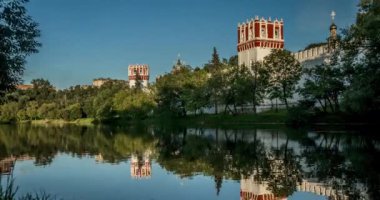 Gün batımında Novodevichy Manastırı 'nda. Moskova, Rusya. 16. yüzyıl dini kompleksi. Pürüzsüz Zaman Hızı 4K