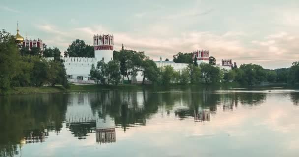 Μονή Novodevichy Και Πάρκο Στο Ηλιοβασίλεμα Μόσχα Ρωσία Θρησκευτικό Συγκρότημα — Αρχείο Βίντεο