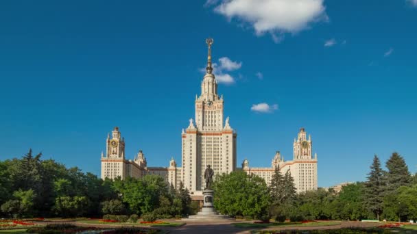 Hauptgebäude Der Staatlichen Universität Moskau Und Lomonossow Denkmal Symbolträchtiges Gebäude — Stockvideo