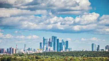 Moskova ufuk çizgisi, şehir gökdelenleri ve yeşil orman zamanı 4K 60 fp.