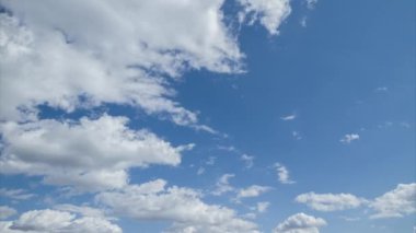 Bulutlarla kaplı güzel mavi bir gökyüzü. Gökyüzü bulutları zaman aşımı