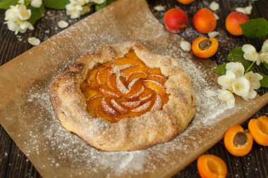 Homemade Galette'ye koyu ahşap zemin üzerine kayısı ile pişmiş