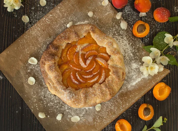 Homemade Galette'ye koyu ahşap zemin üzerine kayısı ile pişmiş