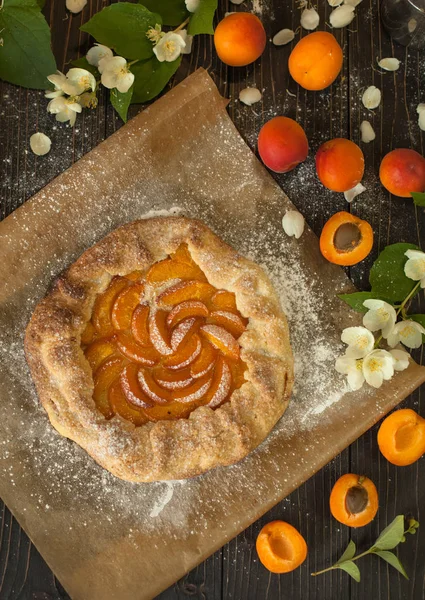 Homemade Galette'ye koyu ahşap zemin üzerine kayısı ile pişmiş