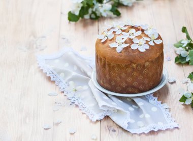  elma ağacı çiçeklerle dekore edilmiş geleneksel İtalyan pannetone pasta