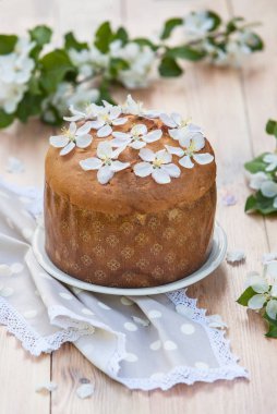  elma ağacı çiçeklerle dekore edilmiş geleneksel İtalyan pannetone pasta