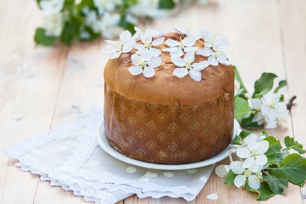 Paskalya kek. Elma ağacı çiçeklerle dekore edilmiş geleneksel İtalyan pannetone pasta