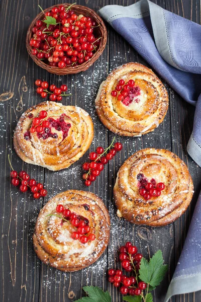 Peynir ve çilek ile taze Maya buns.
