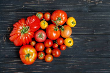 domates, farklı boyut ve koyu ahşap arka plan rengine