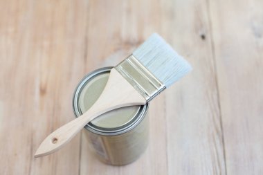 fırça ve boya ahşap zemin ile kavanoz