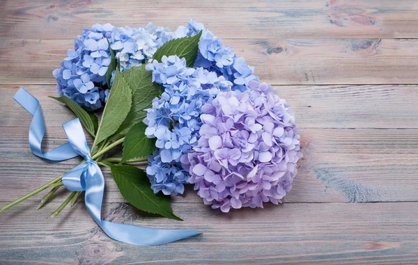 在木背景的蓝色绣球花的分支 — 图库照片