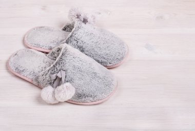 Ahşap arka plan üzerinde sevimli spor ayakkabı.