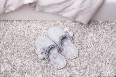 Sıcak kadın terlik tüylü halı üzerinde çift