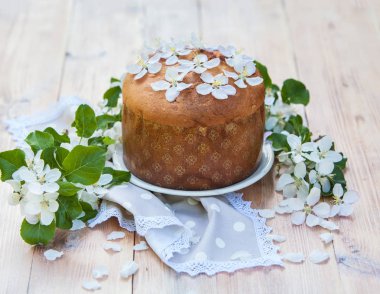 Paskalya kek kulich çiçeklerle süslenmiş