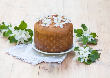 Paskalya kek kulich çiçeklerle süslenmiş