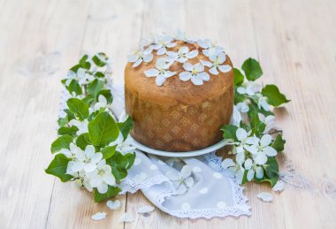 Paskalya kek kulich çiçeklerle süslenmiş