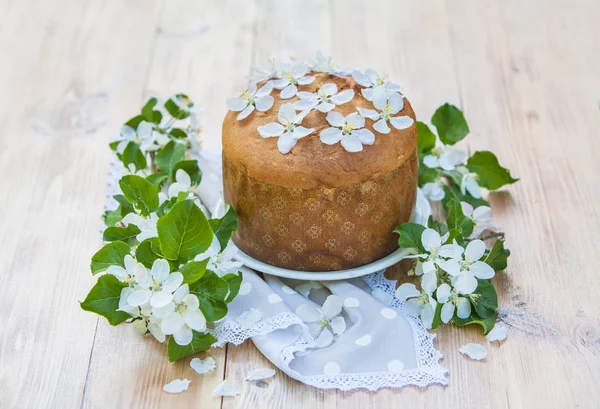 Paskalya kek kulich çiçeklerle süslenmiş