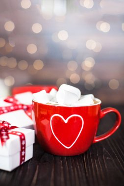 Hatmi büyük bir kırmızı fincan lezzetli ev yapımı sıcak çikolata. Arka plan christmas dekorasyon. Sığ derinlik-in tarla