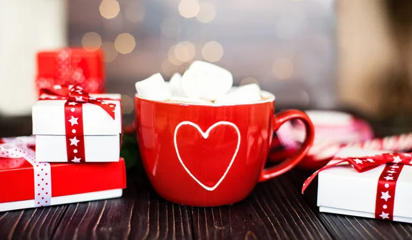 Σπιτική Λαχταριστή Ζεστή Σοκολάτα Marshmallow Ένα Μεγάλο Φλιτζάνι Κόκκινο Χριστουγεννιάτικη — Φωτογραφία Αρχείου