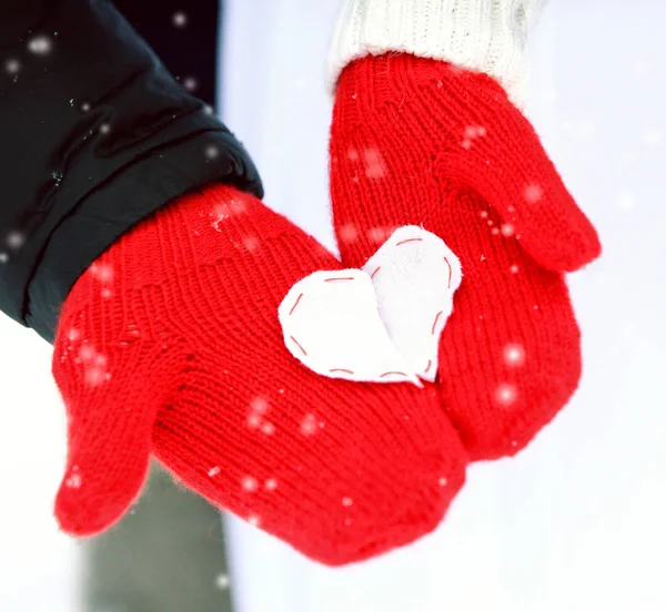 Rote Fäustlinge Mit Weißem Herzsymbol — Stockfoto
