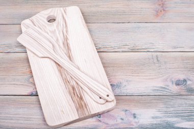 ahşap arka plan üzerinde el yapımı kül ağacı kesme tahtası