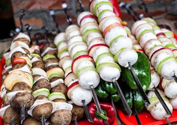 Preparazione di verdure per barbecue — Foto Stock