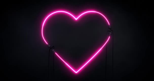霓虹灯紫罗兰色轻心脏形状的启示在黑暗的背景 爱情和浪漫4K 镜头标志邀请 — 图库视频影像