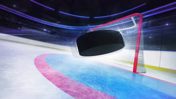 Fliegender Eishockey-Puck Torschuss und verschwommener Arena-Hintergrund — Stockfoto