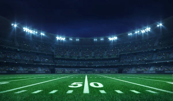 Estádio da liga de futebol americano com linhas brancas e fãs, campo iluminado vista lateral à noite — Fotografia de Stock