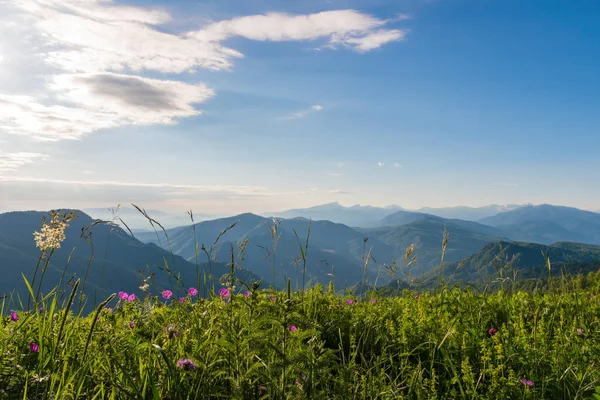 Kafkas Dağları doruklarına sabah peyzaj