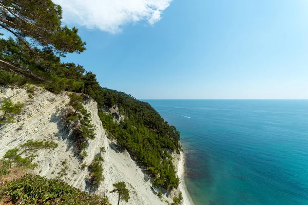 Mavi deniz kayalık sahil verdi