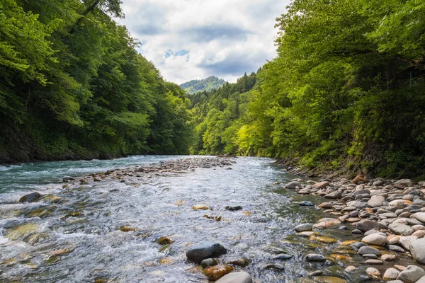 Nehir kıyısında bir kampanya sonra dinlenme