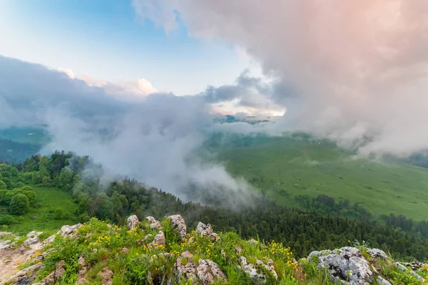 Dağın tepesinde bir yamaçta manzara