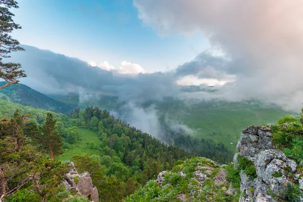 Dağ başında arasında akşam gökyüzü