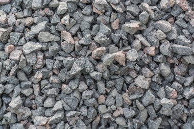 Bir toplu gri-kırmızı taşlar. Etkileyici doku. Işık ve gölge oyaların quartz ve Mika içinde oyun.