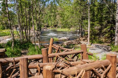 Tahmajoki nehir Ladoga Gölü Göl Ruokoyarvi akar. Nehir birçok rapids ve nehir tarifsiz güzellik vermek küçük şelaleler vardır. Karelya. Rusya.