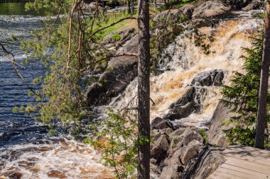 Tahmajoki nehir Ladoga Gölü Göl Ruokoyarvi akar. Nehir birçok rapids ve nehir tarifsiz güzellik vermek küçük şelaleler vardır. Karelya. Rusya.