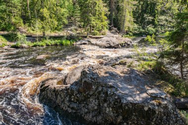 Tahmajoki nehir Ladoga Gölü Göl Ruokoyarvi akar. Nehir birçok rapids ve nehir tarifsiz güzellik vermek küçük şelaleler vardır. Karelya. Rusya.