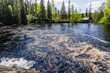 Tahmajoki nehir Ladoga Gölü Göl Ruokoyarvi akar. Nehir birçok rapids ve nehir tarifsiz güzellik vermek küçük şelaleler vardır. Karelya. Rusya.