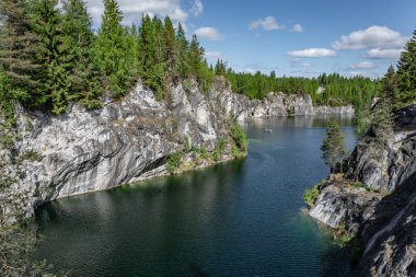 Ruskeala dağın Park - araştırma bir asırlık öyküsü. Vahşi doğal mermer tarifsiz güzellik. Karelya. Rusya.
