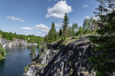 Ruskeala dağın Park - araştırma bir asırlık öyküsü. Vahşi doğal mermer tarifsiz güzellik. Karelya. Rusya.