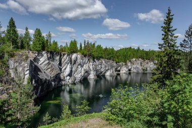 Ruskeala dağın Park - araştırma bir asırlık öyküsü. Vahşi doğal mermer tarifsiz güzellik. Karelya. Rusya.