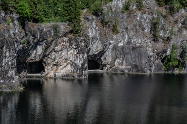 Ruskeala dağın Park - araştırma bir asırlık öyküsü. Vahşi doğal mermer tarifsiz güzellik. Karelya. Rusya.