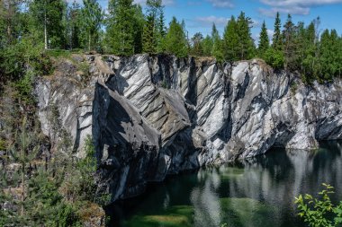 Ruskeala dağın Park - araştırma bir asırlık öyküsü. Vahşi doğal mermer tarifsiz güzellik. Karelya. Rusya.