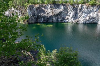 Ruskeala dağın Park - araştırma bir asırlık öyküsü. Vahşi doğal mermer tarifsiz güzellik. Karelya. Rusya.