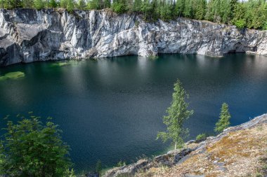 Ruskeala dağın Park - araştırma bir asırlık öyküsü. Vahşi doğal mermer tarifsiz güzellik. Karelya. Rusya.