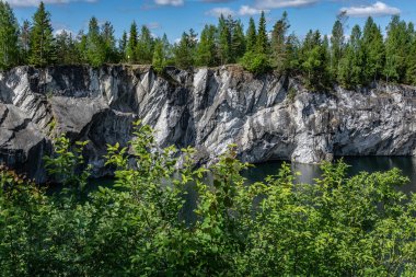 Ruskeala dağın Park - araştırma bir asırlık öyküsü. Vahşi doğal mermer tarifsiz güzellik. Karelya. Rusya.