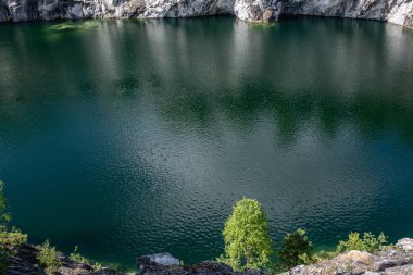 Ruskeala dağın Park - araştırma bir asırlık öyküsü. Vahşi doğal mermer tarifsiz güzellik. Karelya. Rusya.